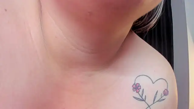ScarletBigTitties élő XXX-chatje