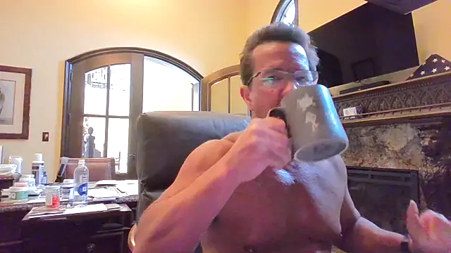 sluttydylan: διαδικτυακό σόου στην κάμερα