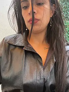 Astrid--: διαδικτυακό σόου στην κάμερα