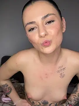 alwayshornyvivi's Live XXX Chat