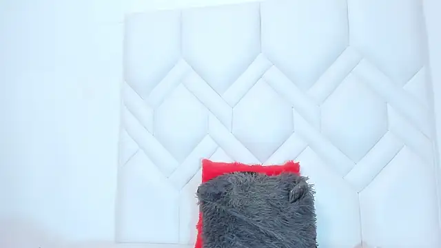 Cleopatra_Trans: διαδικτυακό σόου στην κάμερα