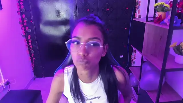 KarlaSlutSkinny__ Adlı Modelin Canlı XXX Sohbeti