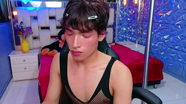 Show modela IsaacNovaa na web-kameri