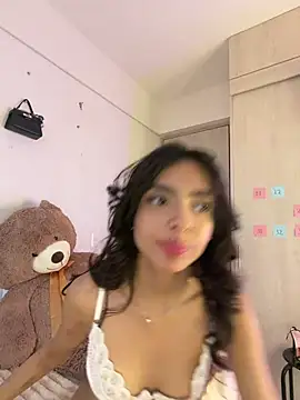 Show modela ZaraLuuv na web-kameri