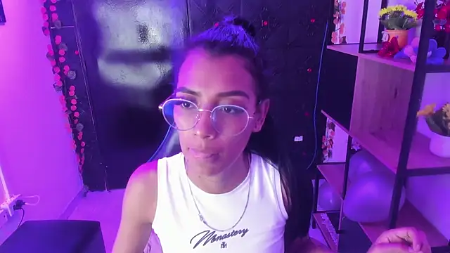 Czat XXX na żywo – KarlaSlutSkinny__