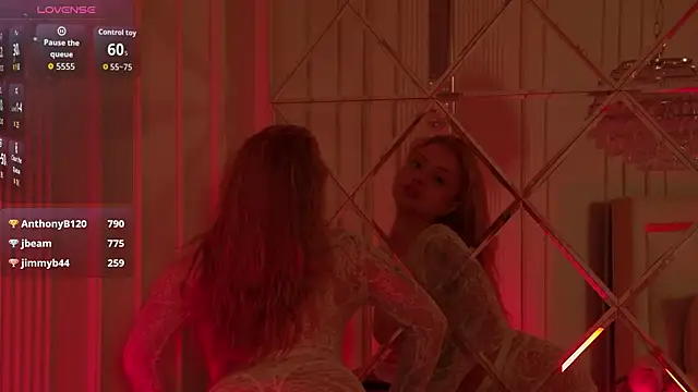 MollyHilton Chat XXX in diretta