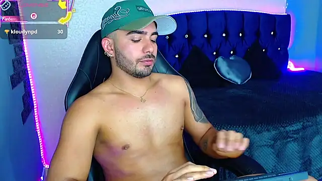 adamhairy 现场XXX聊天