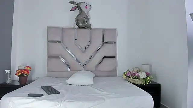 Angel_Lux: διαδικτυακό σόου στην κάμερα