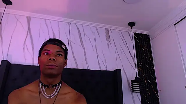 Show modela Santiago_Ortiz_ na web-kameri