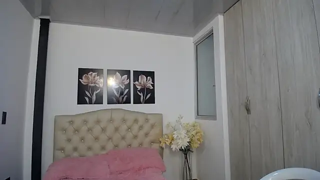 pinky_f00x's Live XXX Chat