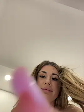 IsabellaEtthan élő XXX-chatje