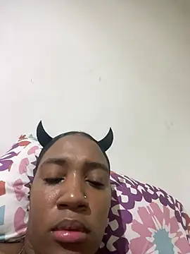 Emi_rousse Chat XXX in diretta