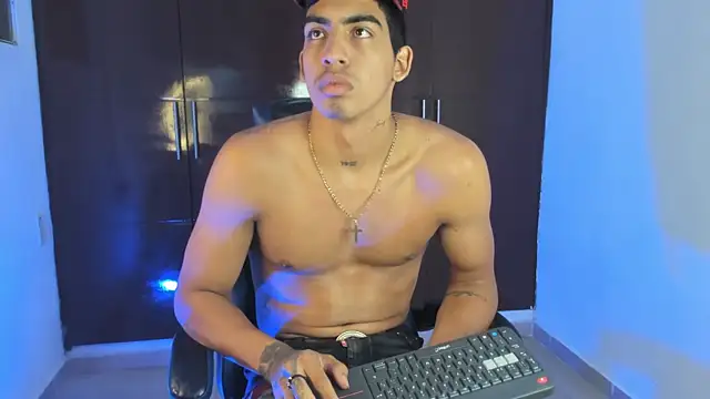 Show modela Milo_LatinBoy na web-kameri