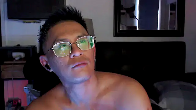 kaitomas: διαδικτυακό σόου στην κάμερα