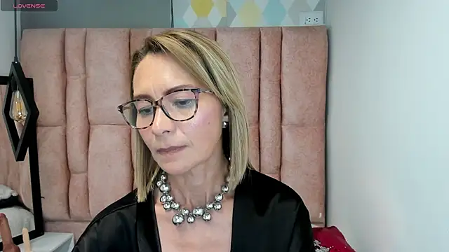 Issa_Milf__ élő XXX-chatje