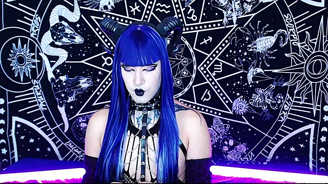 naomi_satan: διαδικτυακό σόου στην κάμερα