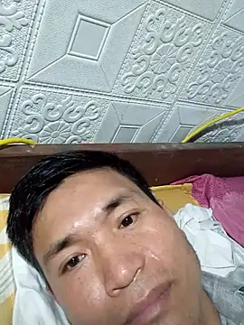 Sutinh85: διαδικτυακό σόου στην κάμερα