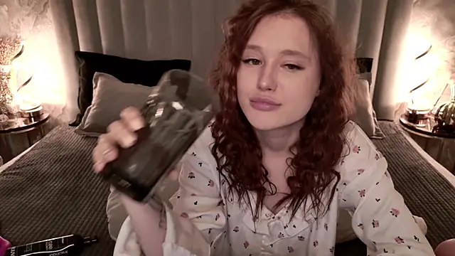 แชท XXX สดของ CarolineTenders