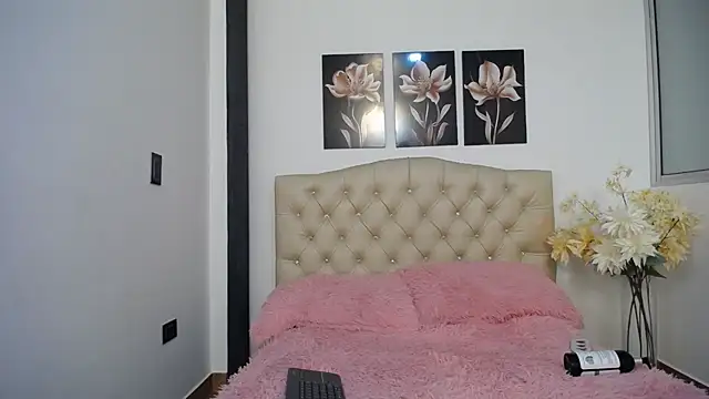 pinky_f00x's Live XXX Chat