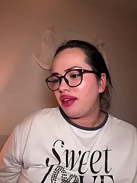 andra_rose Show in webcam