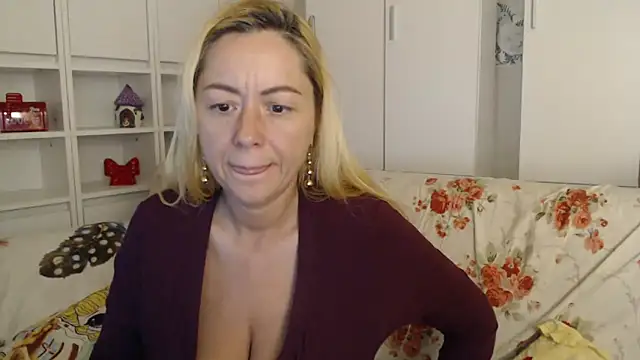 _karolynesyera_ Chat XXX live