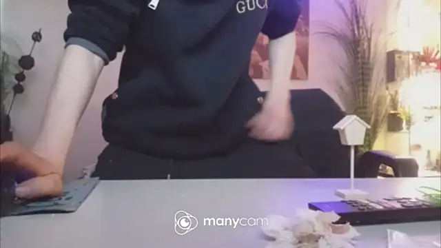 der_dino30: διαδικτυακό σόου στην κάμερα