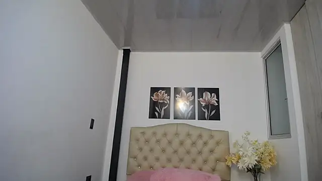 pinky_f00x's Live XXX Chat