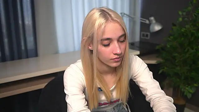 Show modela CandiRosato na web-kameri