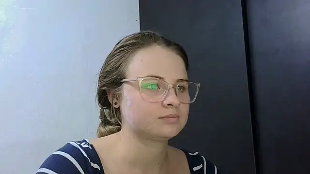 Chatroom XXX en direct de HellenMiyer1111