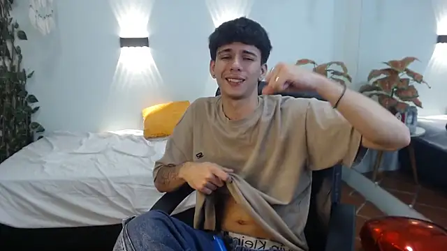 AmethystShadow17 Adlı Modelin Canlı XXX Sohbeti