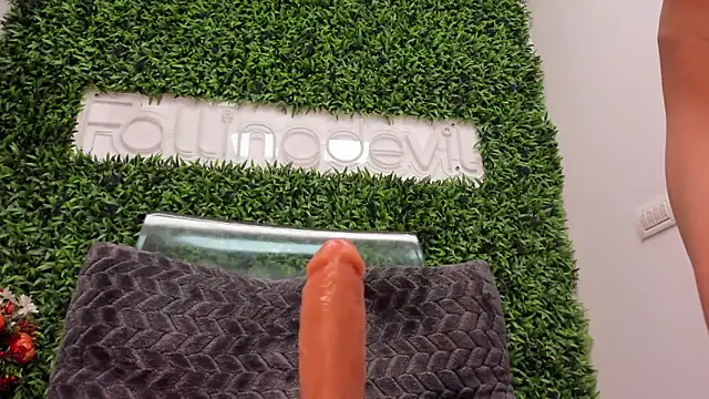 realhotfallingdevil: онлайн-секс-чат