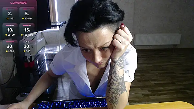 Chat +18 de EhidnaLowq ao vivo