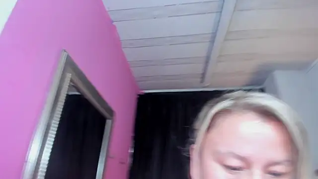 ScarletBigTitties Adlı Modelin Canlı XXX Sohbeti