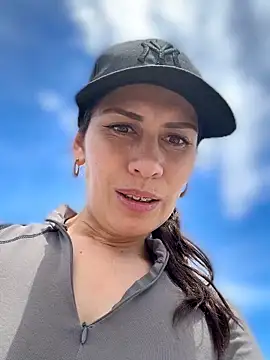 Alysson-- live XXX chat