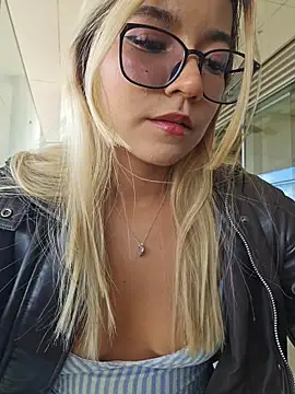 Pretty_roxxyy Live XXX-Chat