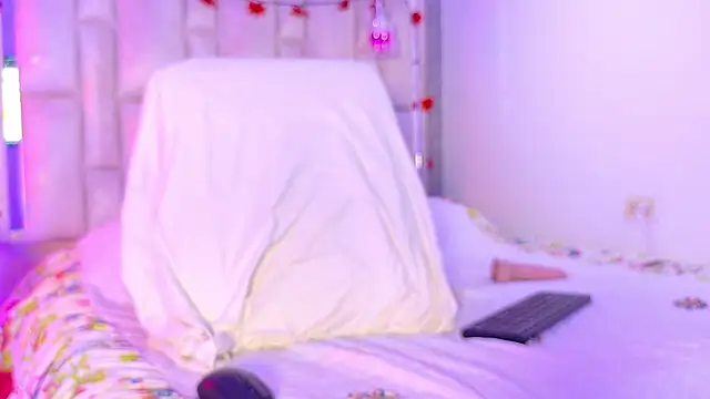 Bella-Sanders Adlı Modelin Canlı XXX Sohbeti