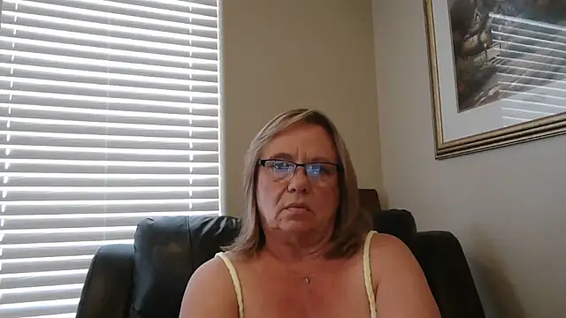 BustyAnnie: вебкам-шоу