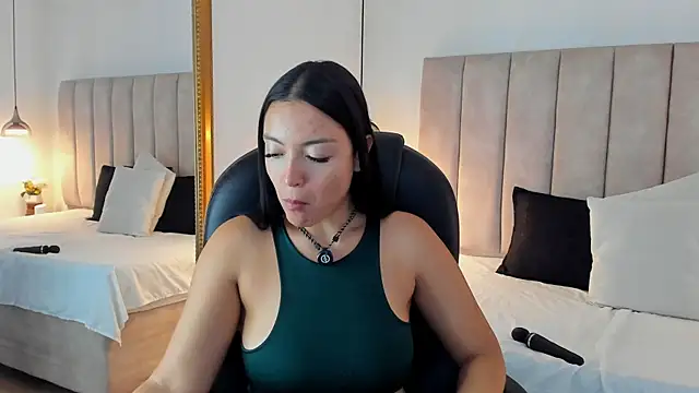 Megan-8: онлайн-секс-чат