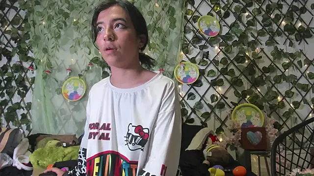 LittlePeach_ Chat XXX in diretta