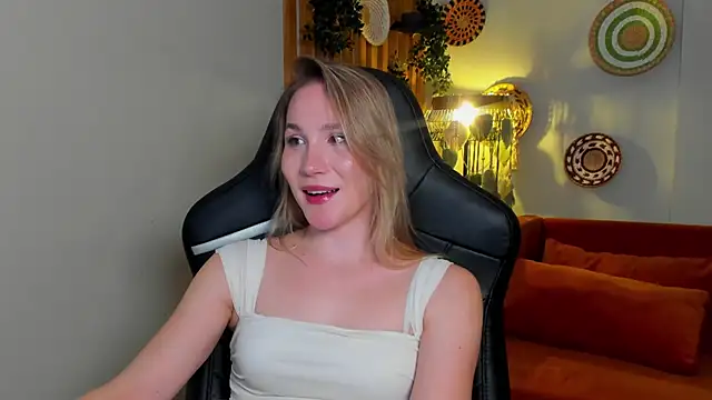 ElaraVoltageのライブXXXチャット