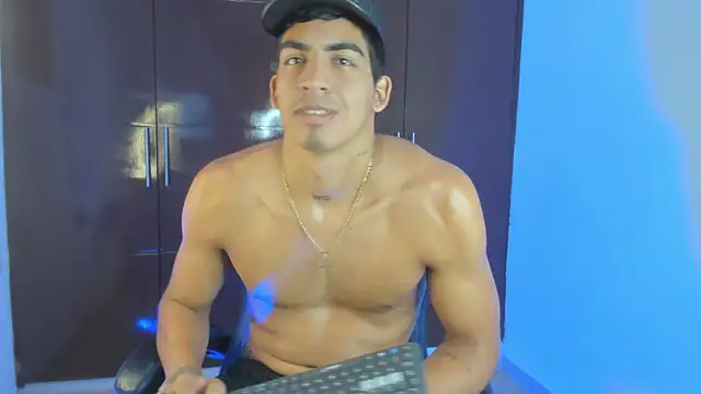Milo_LatinBoy Show in webcam