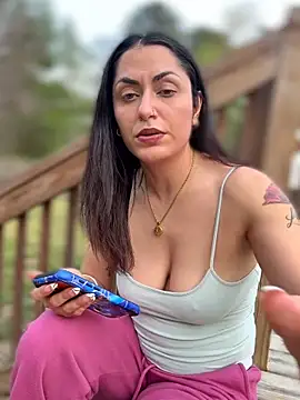 YourQueen18: διαδικτυακό σόου στην κάμερα