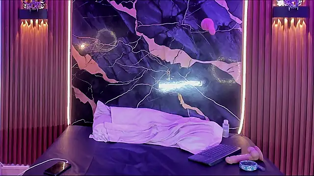 Kitty_New_house: διαδικτυακό σόου στην κάμερα