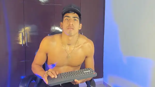 XXX chat uživo modela Milo_LatinBoy