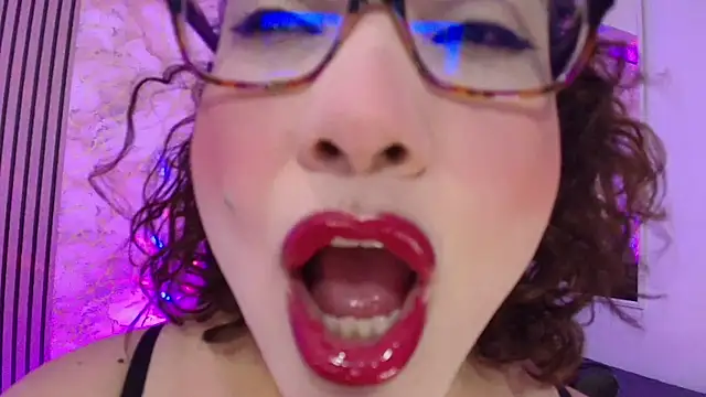 Chat +18 de JuliRamirez ao vivo