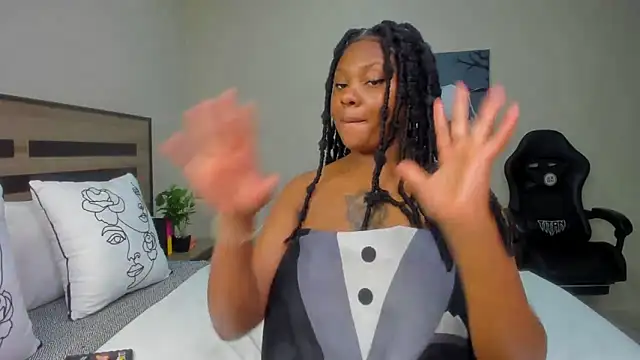 Renee-18のライブXXXチャット