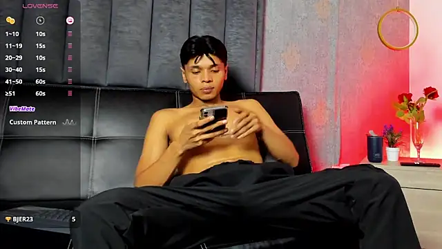 Show modela Alejandroo_Montenegro na web-kameri