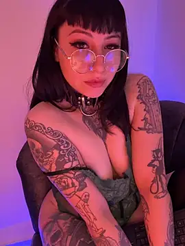 Chatroom XXX en direct de Ravenna666_