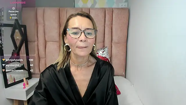 Issa_Milf__'s Live XXX Chat