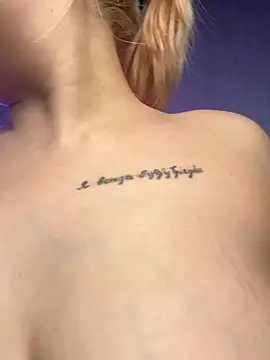 KellyMoors élő XXX-chatje